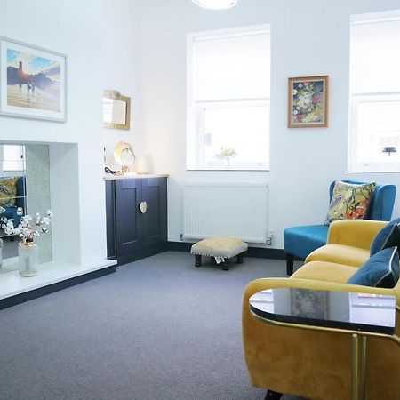 הולט One Bedroom Luxury Ground Floor Apartment With Parking In Heart Holt מראה חיצוני תמונה