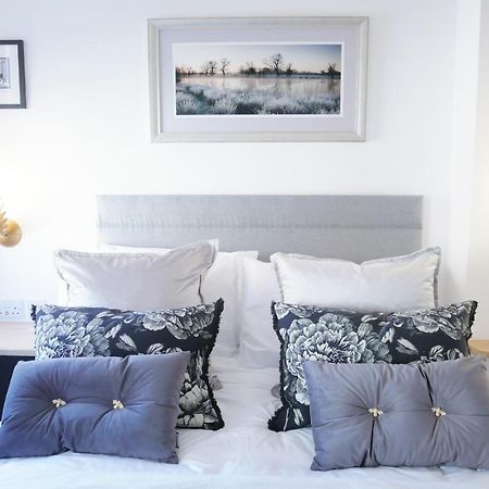 הולט One Bedroom Luxury Ground Floor Apartment With Parking In Heart Holt מראה חיצוני תמונה