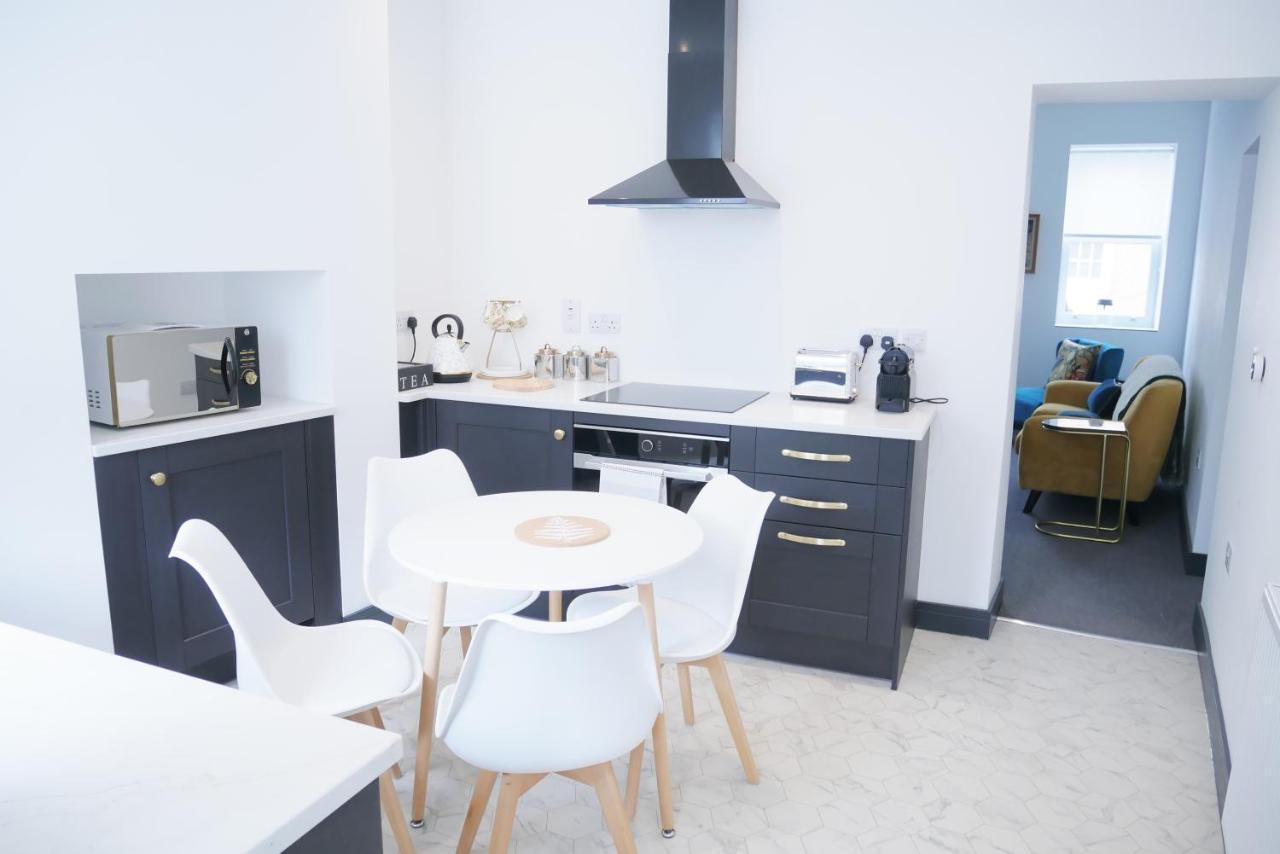 הולט One Bedroom Luxury Ground Floor Apartment With Parking In Heart Holt מראה חיצוני תמונה