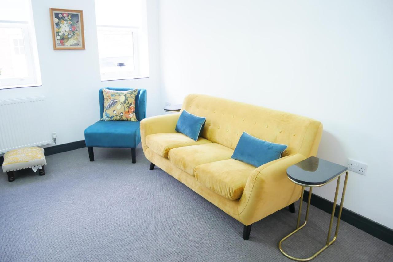 הולט One Bedroom Luxury Ground Floor Apartment With Parking In Heart Holt מראה חיצוני תמונה