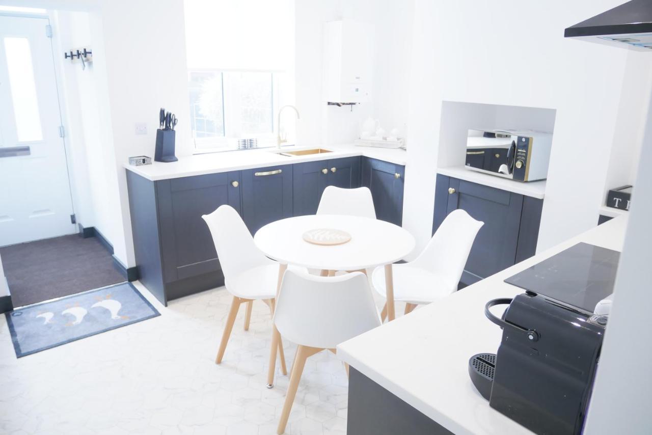 הולט One Bedroom Luxury Ground Floor Apartment With Parking In Heart Holt מראה חיצוני תמונה