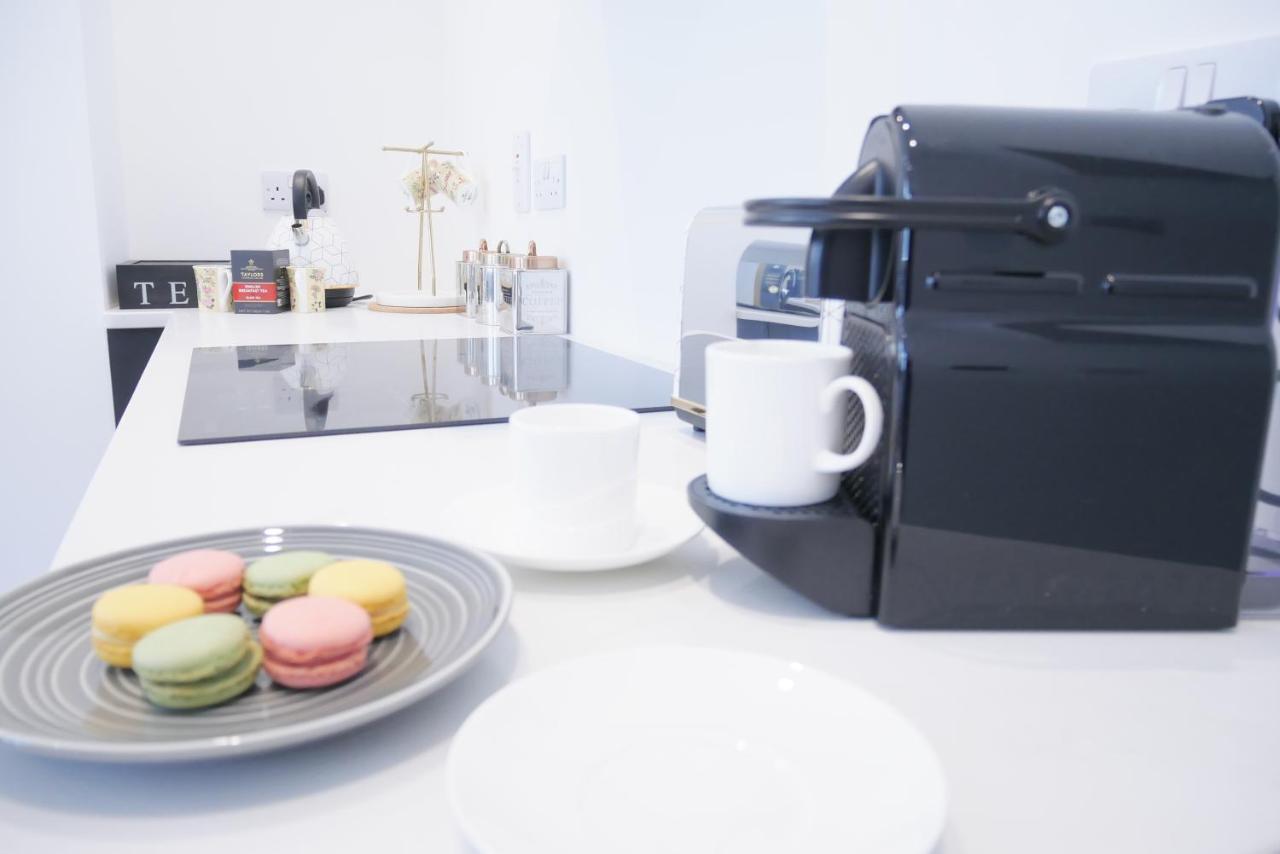 הולט One Bedroom Luxury Ground Floor Apartment With Parking In Heart Holt מראה חיצוני תמונה