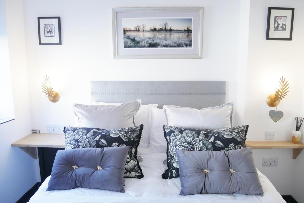 הולט One Bedroom Luxury Ground Floor Apartment With Parking In Heart Holt מראה חיצוני תמונה