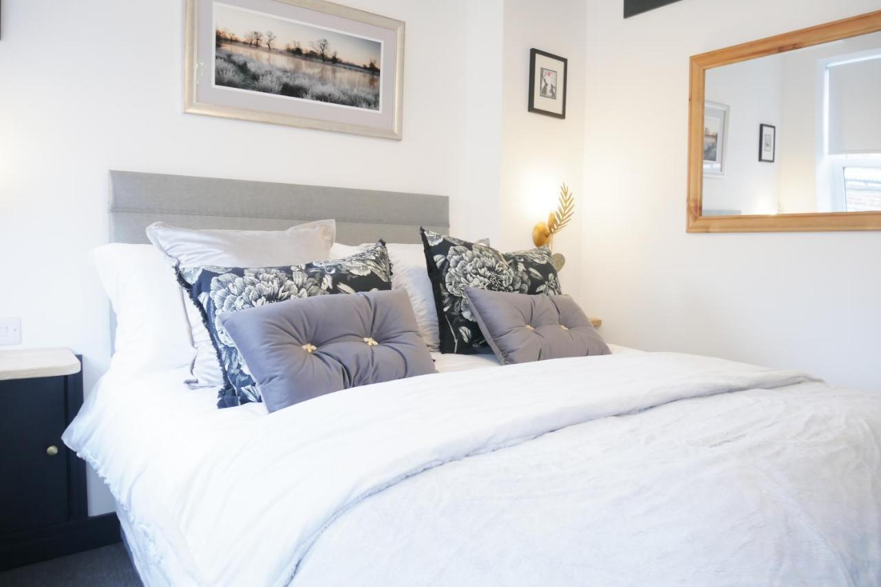 הולט One Bedroom Luxury Ground Floor Apartment With Parking In Heart Holt מראה חיצוני תמונה
