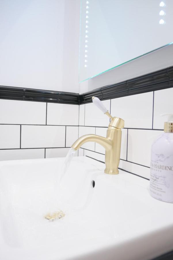 הולט One Bedroom Luxury Ground Floor Apartment With Parking In Heart Holt מראה חיצוני תמונה