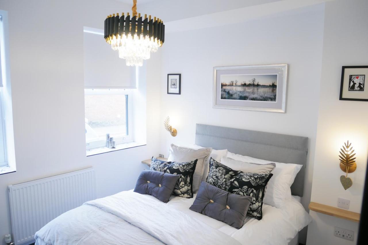 הולט One Bedroom Luxury Ground Floor Apartment With Parking In Heart Holt מראה חיצוני תמונה